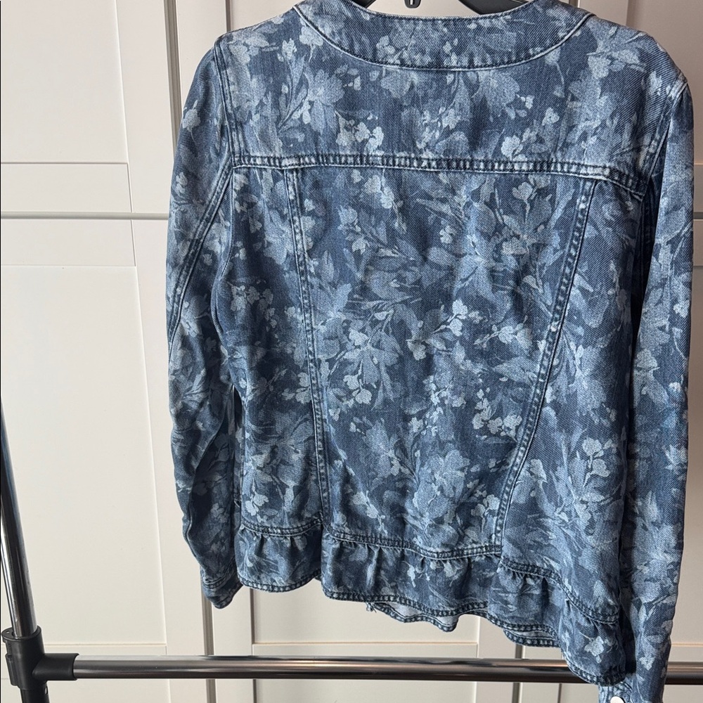 Super soft! Chico's Dark Blue Patterned Jean Jacket - Picture 6 of 8